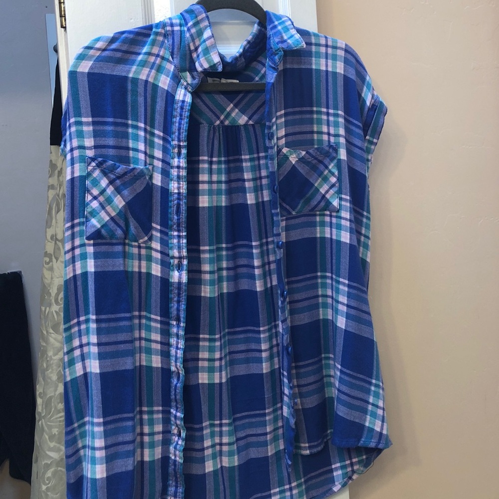 Short sleeve plaid button down